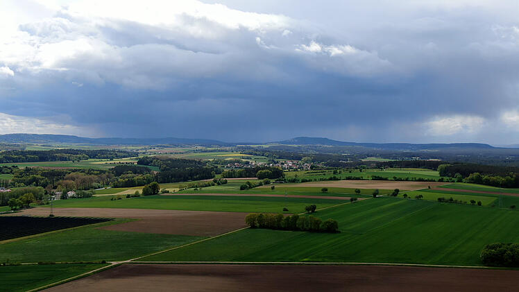 Blauer Himmel und dunkle Regenwolken: Gewitterwarnung für Franken