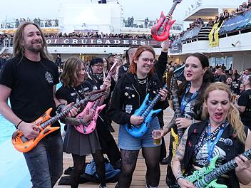 Selbst wenn sie nur aufblasbar und aus Gummi sind: Gitarren sind an Bord allgegenw&auml;rtig.
