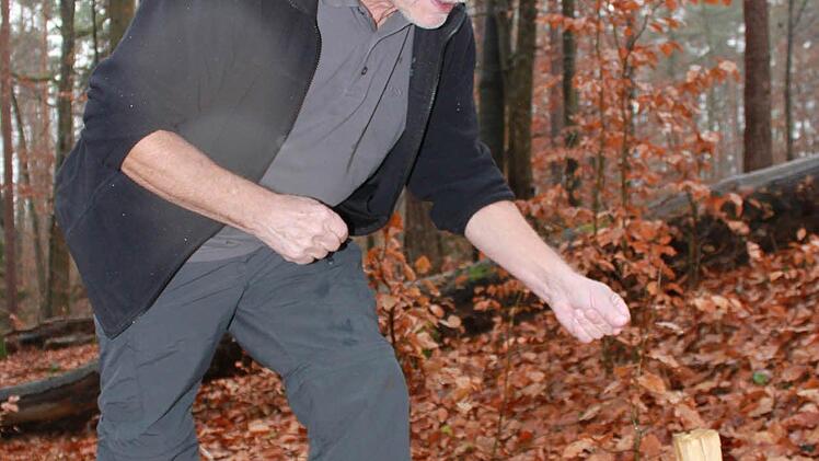 Klaus Mandery zeigt die Stelle, an der der  Lockstock den lange ersehnten Beweis brachte.