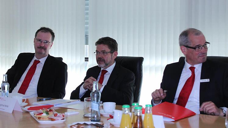 Der Sparkassen-Vorstand, von links Martin Faber, Vorsitzender Siegfried Wölki und Roland Vogel