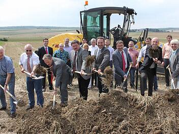 Den offiziellen Spatenstich vollzogen, von links: Wolfgang Beil (Baufirma), Werner Knieling (Planer), Holger Bothe (Chef des Staatlichen Bauamts in Schweinfurt), Gerhard Eck (Staatssekretär), die Bürgermeister Dieter Möhring (Aidhausen) und Friedel Heckenlauer (Stadtlauringen), Haßberge-Landrat Wilhelm Schneider und Manfred Rott (Staatliches Bauamt).
