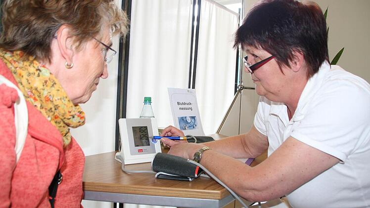 Denkanstoß: Bärbel Eichmüller (rechts) von der Frankenklinik rät Besucherin Conny Lieb nach einem Blutdrucktest zu einem Arztbesuch. Foto: Ralf Ruppert