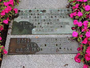 Fleißige Lieschen schmücken das Grab des Heimatforschers Konrad Kupfer am Alten Friedhof. Weil er Ehrenbürger ist, kümmert sich die Kommune um sein Grab am Alten Friedhof, in dem auch Kupfers Ehefrau Emilie liegt. Foto:Barbara Herbst
