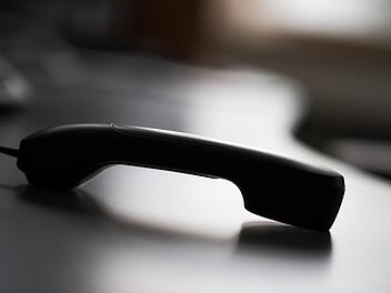 Immer wieder geben sich Telefonbetrüger als Polizisten aus und bringen Bürger um Erspartes. In Mittelfranken ist die Zahl solcher Anrufe stark angestiegen. Die Polizei reagiert jetzt. Foto: Rolf Vennenbernd/dpa