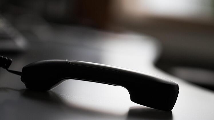 Immer wieder geben sich Telefonbetrüger als Polizisten aus und bringen Bürger um Erspartes. In Mittelfranken ist die Zahl solcher Anrufe stark angestiegen. Die Polizei reagiert jetzt. Foto: Rolf Vennenbernd/dpa