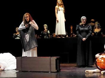 Was alles auf die Bühne des Kurtheaters passt: ganz hinten das große Orchester der Hofer Symphoniker, davor die Damen des Opernchores, davor Senta mit ihrer Amme Mary und davor das Hofer Ballett, in der Mitte Susanna Mucha, die Senta bei ihrem Wunschtraum vom Holländer spielt. Foto: Gerhild Ahnert