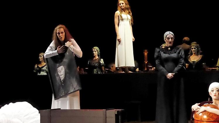 Was alles auf die Bühne des Kurtheaters passt: ganz hinten das große Orchester der Hofer Symphoniker, davor die Damen des Opernchores, davor Senta mit ihrer Amme Mary und davor das Hofer Ballett, in der Mitte Susanna Mucha, die Senta bei ihrem Wunschtraum vom Holländer spielt. Foto: Gerhild Ahnert