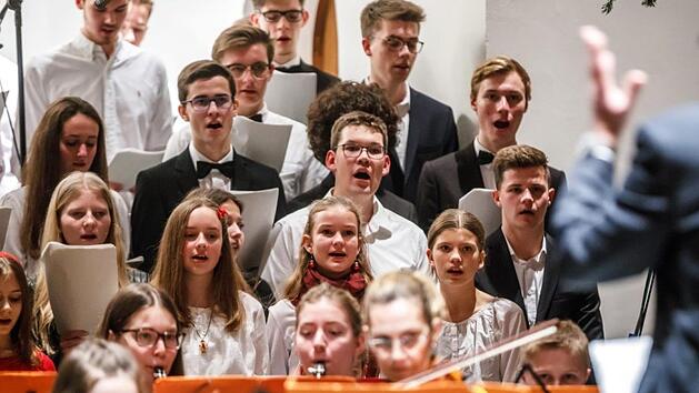 Zu einem besonderen Klangerlebnis für Eltern, Schüler und Lehrer wurde das Weihnachtskonzert am Gymnasium Herzogenaurach. Im Bild der Oberstufenchor.privat