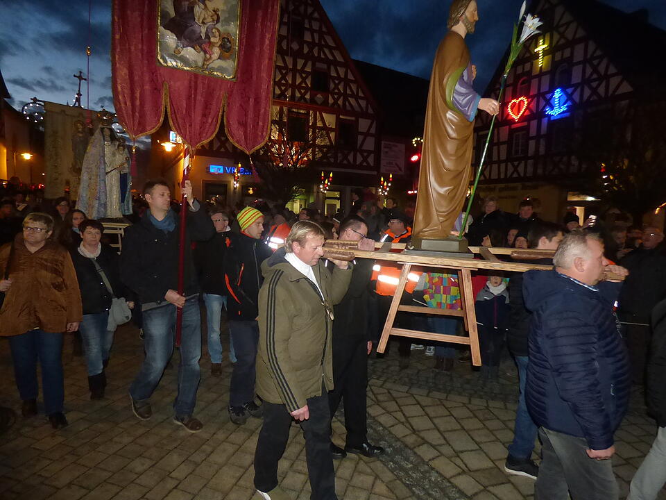 Besucherrekord bei Lichterprozession Pottenstein
