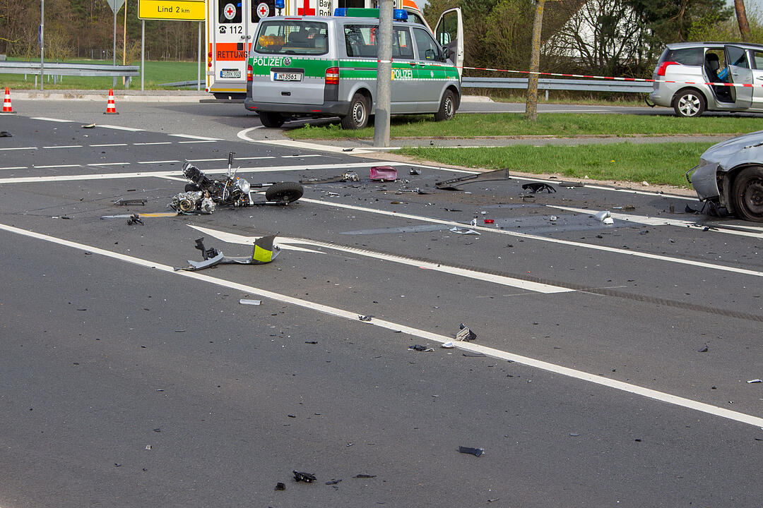 Tödlicher Unfall bei Zirndorf: Motorradfahrer stirbt nach Kollision mit Polizeiauto