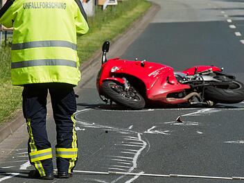 Als ein Motorradfahrer bei Pommersfelden im Landkreis Bamberg ein abbiegendes Fahrzeug &uuml;berholen wollte, kam es zum Zusammensto&szlig;. Symbolfoto: Julian Stratenschulte/dpa