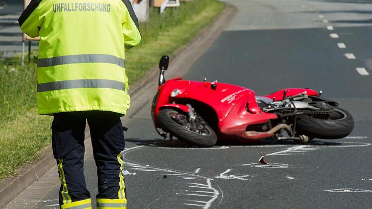 Als ein Motorradfahrer bei Pommersfelden im Landkreis Bamberg ein abbiegendes Fahrzeug &uuml;berholen wollte, kam es zum Zusammensto&szlig;. Symbolfoto: Julian Stratenschulte/dpa