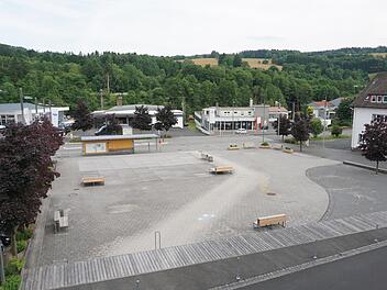 Wildfleckens Marktplatz wurde mit Städtebaufördermitteln  zum "multifunktionalen Aufenthaltsbereich und Kommunikationsplatz" umgebaut. Mit der Städtebauförderung solle es auch künftig weitergehen, beschloss das Ratsgremium einstimmig. Foto: Marion Eckert