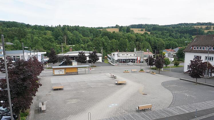 Wildfleckens Marktplatz wurde mit Städtebaufördermitteln  zum "multifunktionalen Aufenthaltsbereich und Kommunikationsplatz" umgebaut. Mit der Städtebauförderung solle es auch künftig weitergehen, beschloss das Ratsgremium einstimmig. Foto: Marion Eckert