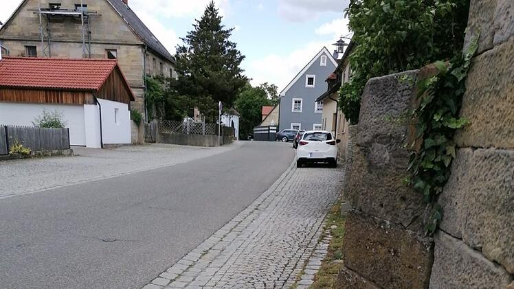 Eckersdorf schafft Parkplätze ab: Anwohner sauer - "sinnlose Schikane"