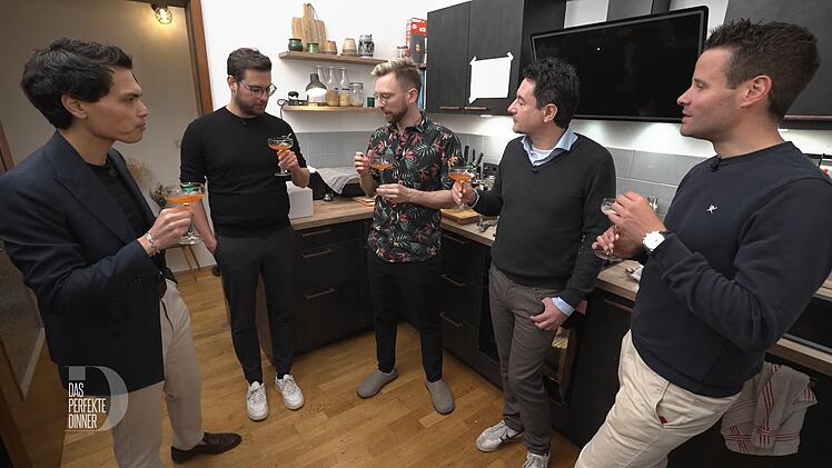 Zur Begrüßung gibt es einen Paperplane, von links: Lars, Marco, Basti, Pau und Timo.
