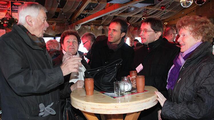 Nah am Leser: Chefredakteur Frank Förtsch (Mitte) und der Kulmbacher Redaktionsleiter Alexander Müller (Zweiter von rechts) im Gespräch mit (von links) Horst Hoffmann, Marlene Lehnert und Gitta Hoffmann. Fotos: Dagmar Besand