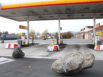 Wie es mit dem Autohof im Himmelkroner Gewerbegebiet weiter geht, steht in den Sternen. Steine blockieren derzeit die Zufahrt zu den Tankanlagen. Foto: Jürgen Gärtner
