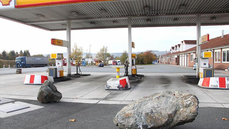 Wie es mit dem Autohof im Himmelkroner Gewerbegebiet weiter geht, steht in den Sternen. Steine blockieren derzeit die Zufahrt zu den Tankanlagen. Foto: Jürgen Gärtner