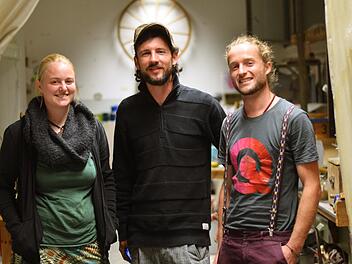 Wollen die Quelle kaufen: Nele Thiel, Chris Weiß und Tobias Witt in einem Atelier. Foto: Nikolas Pelke