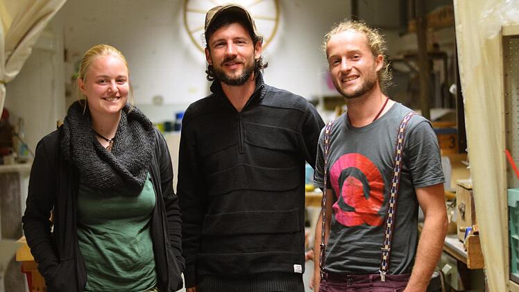 Wollen die Quelle kaufen: Nele Thiel, Chris Weiß und Tobias Witt in einem Atelier. Foto: Nikolas Pelke