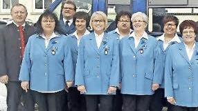 Bei der Jahresversammlung würdigten Landrat Thomas Bold (links) sowie Geschäftsstellenleiter Curd Mohr und Bürgermeister Franz Kuhn (rechts) für 25- bzw. 40-jährige Zugehörigkeit (von links) Claudia Mauler, Andreas Kiesel, Roswitha Bauer, Martha Schmitt, Anni Rink, Martha Kirchner, Barbara Schultze, Christa Kirchner, Jürgen Bauer, Gerdi Rink und Thomas Büttner.  Foto: Stefan Geiger