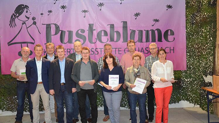 Sind seit 20 Jahren im Verein: Gerd Reuter, Andrea Balling, Edith Göbel, Jana Keul, Günter Füller, Herbert Engelhardt, Thomas Ziegler, Edwin Spahn, Hans-Jürgen Liegl, Werner Balling und Erich Weber. Foto: B. Theile