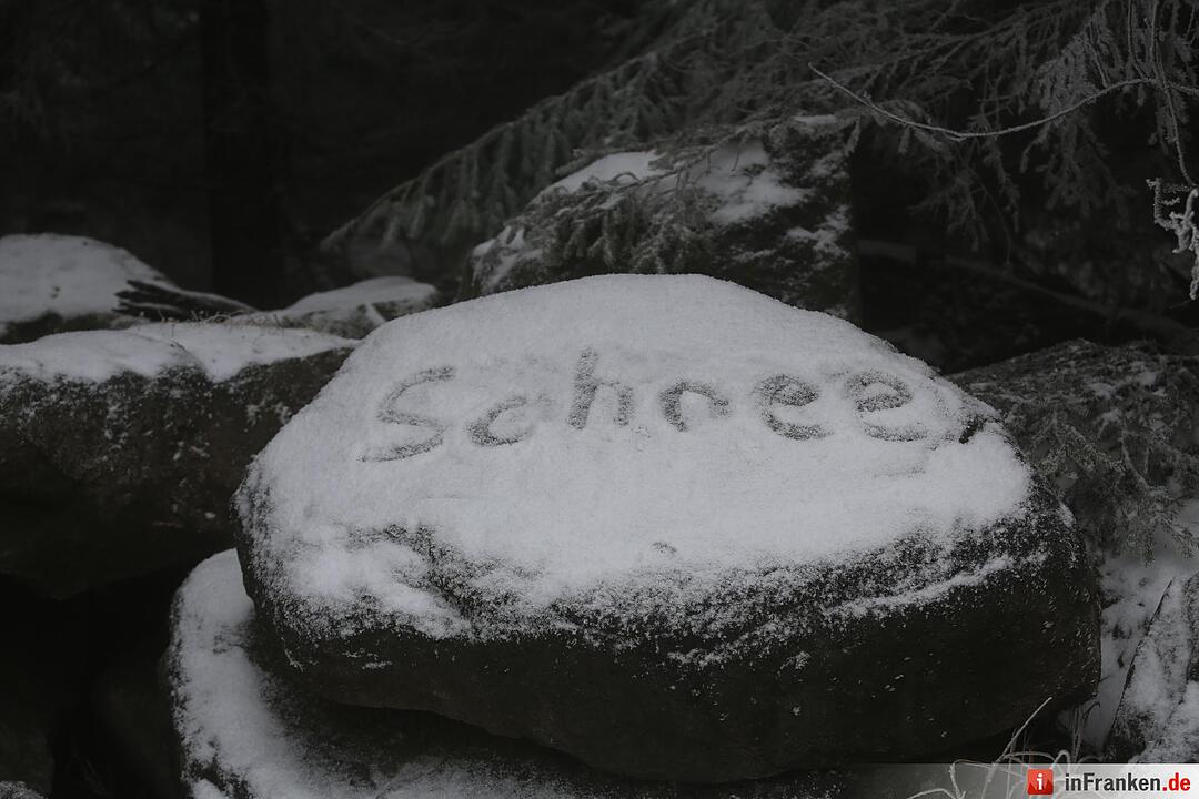 Erster Neuschnee am Ochsenkopf – Landschaft weiß überzuckert