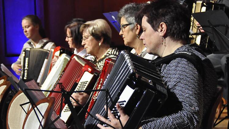 Flinke Finger ließen das Akkordeonorchester der Städtischen Musikschule unter der musikalischen Leitung von Michael Lukaszczyk über die weißen und schwarzen Tasten sausen.  Foto: Peter Klopf