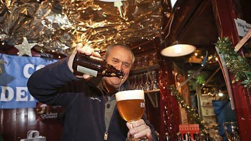 Auf dem Coburger Weihnachtsmarkt ist belgisches Bier aus Oudenaarde jedes Jahr der Renner.  Foto: Barbara Herbst