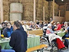 In der Scheune sitzt man urig. Auf dem Dünninger-Demeterhof in dem Hofheimer Stadtteil Goßmannsdorf gibt es ein besonderes Frühstück.