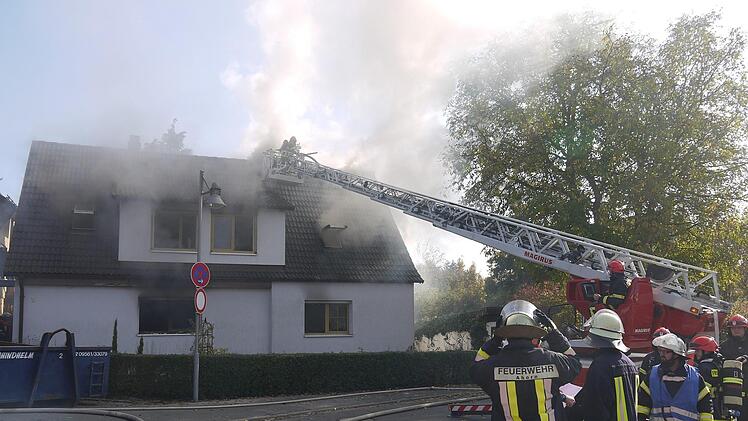 130 Personen waren beim Brand des  Wohnhauses in Ahorn (Landkreis Coburg) im Einsatz.Fotos: Berthold Köhler