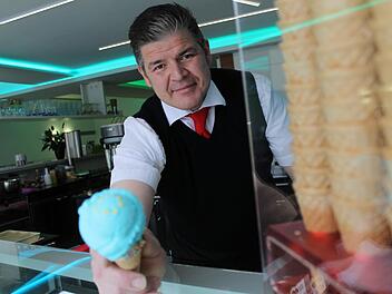 Mirko Fontana bietet in seiner Kronacher Eisdiele zwar kein Europa-Eis an, aber die Sorte "Engelblau" hätte schon (fast) die richtige Farbe. Foto: Teresa Hirschberg