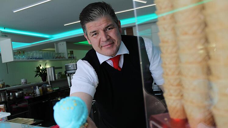 Mirko Fontana bietet in seiner Kronacher Eisdiele zwar kein Europa-Eis an, aber die Sorte "Engelblau" hätte schon (fast) die richtige Farbe. Foto: Teresa Hirschberg