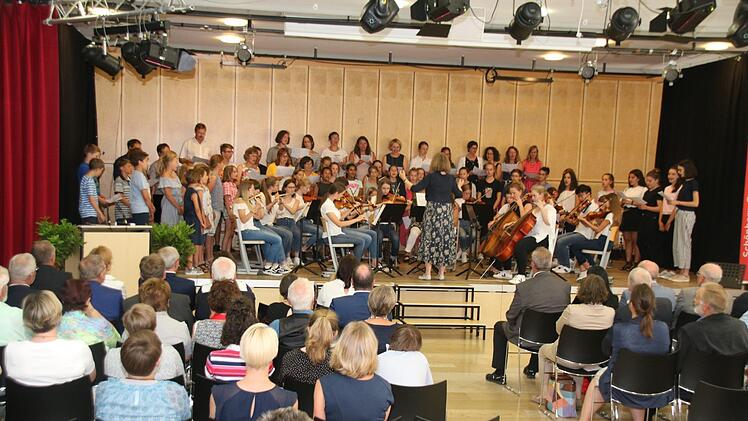 Chor und Orchester beim Abschiedlied "Adiemus". Thomas Malz