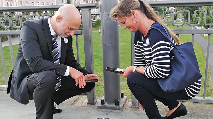 Oberbürgermeister Kay Blankenburg und Ehefrau Anja testen den QR-Code eines Welterbe-Refenzpunktes