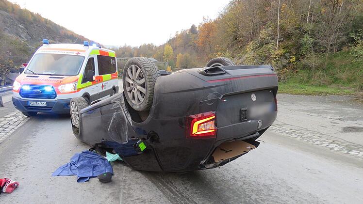 Bei schwierigen Stra&szlig;enverh&auml;ltnissen verlor der Mann die Kontrolle &uuml;ber seinen Skoda. Foto: Polizei