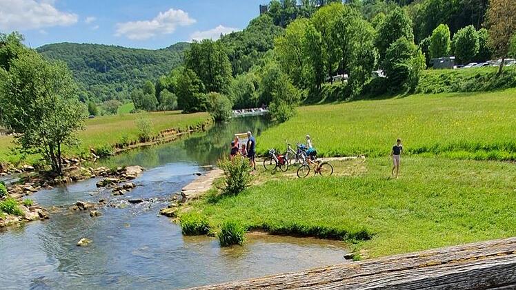 Gemütlich geht es entlang der Wiesent, bevor der anstrengende Anstieg ansteht.  Foto: Ronald Heck