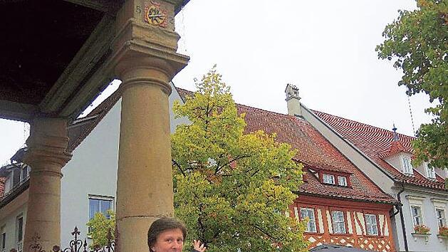 Am Marktbrunnen (links) startet die Führung mit Birgit Keller. Foto: privat