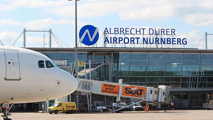 Flughafen Nürnberg: Riesiger Feuerwehreinsatz - "Notfall mit Passagierflugzeug"