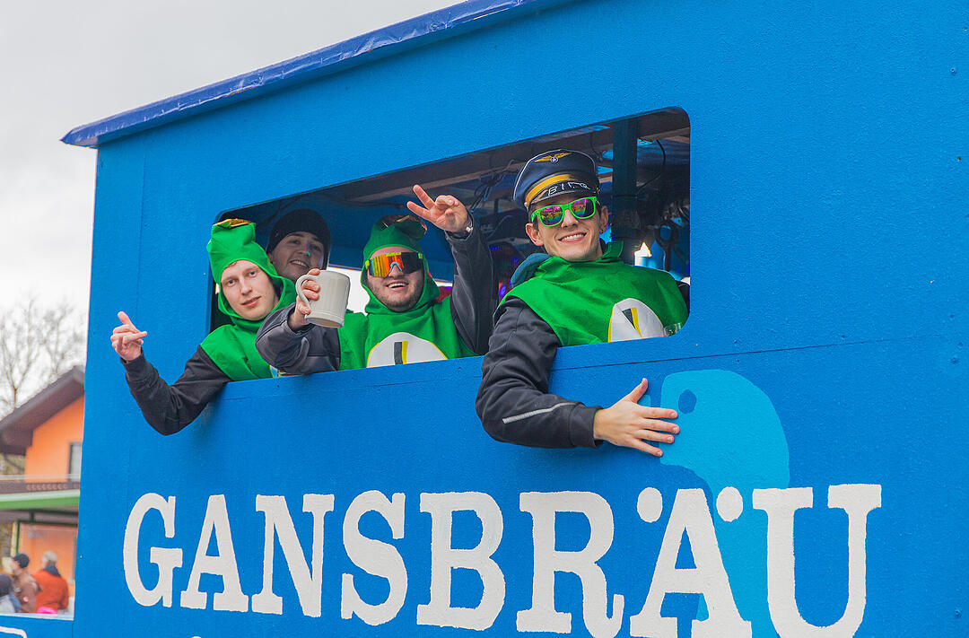 Buntes Faschingstreiben begeistert groß und klein.