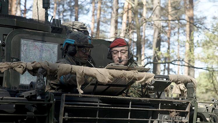 Aus der Panzer-Perspektive: Im Mai 2025 verfolgt der Generalinspekteur Carsten Breuer eine NATO-Übung in Litauen.