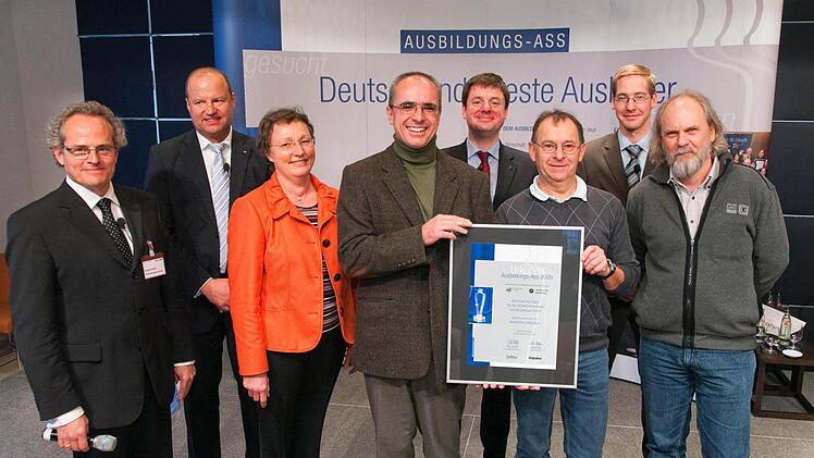 2009: Halla Kondler und Dr. Oliver Dünisch, (von der Meisterschule) sowie Manfred Michel und Heinz Jung (von der Hauptschule) mit den Verantwortlichen der Wirtschaftsjunioren Deutschlands bei der Verleihung des "Ausbildungs-Ass" in Berlin. Foto: pr.