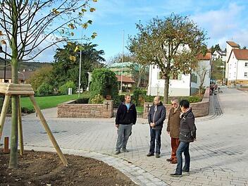 Hassenbacher Dorfzentrum: Hier soll sich künftig das gesellschaftliche Leben des Ortes abspielen. Links der vom Ing.Büro Hahn gestiftete Lindenbaum. Im Hintergrund das Hepp-Anwesen, das ebenfalls unter Denkmalschutz steht und derzeit von den Eigentümern saniert wird. Von links: Bauführer Oliver Brandl, Architekt Johannes Hahn, Bürgermeister Gotthard Schlereth und Ortsbeauftragte Gabriele Pentenrieder.  Foto: Günther Straub