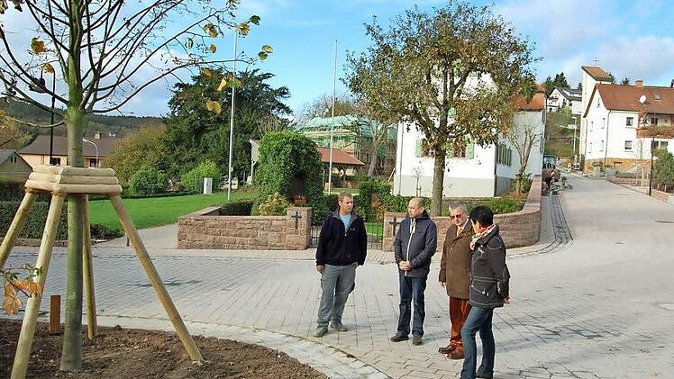 Hassenbacher Dorfzentrum: Hier soll sich künftig das gesellschaftliche Leben des Ortes abspielen. Links der vom Ing.Büro Hahn gestiftete Lindenbaum. Im Hintergrund das Hepp-Anwesen, das ebenfalls unter Denkmalschutz steht und derzeit von den Eigentümern saniert wird. Von links: Bauführer Oliver Brandl, Architekt Johannes Hahn, Bürgermeister Gotthard Schlereth und Ortsbeauftragte Gabriele Pentenrieder.  Foto: Günther Straub