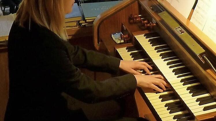 Beim Konzertgottesdienst an der Orgel der Christuskirche: Regine Geisler, freiberufliche Musikerin aus Würzburg