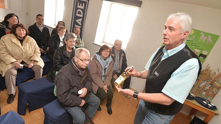 Bionade GmbH in Ostheim v.d. Rhön: Rüdiger Omert (r.) stellt die Lomonade den Besuchern vor. Foto: Ronald Rinklef