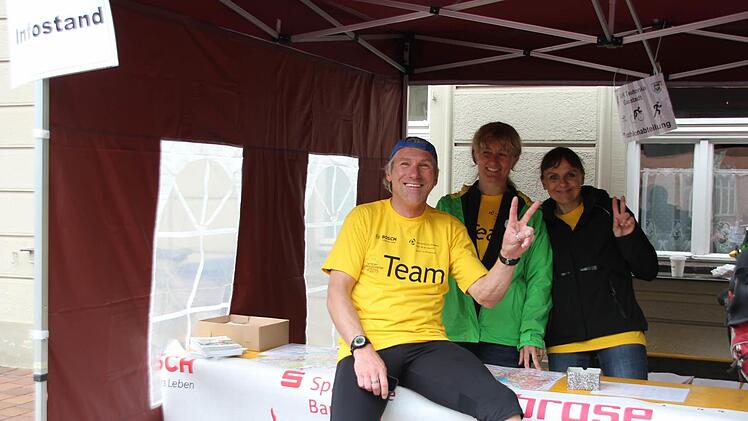 Am Infostand an der Weide konnte sich Herbert Hellmuth umziehen. Foto: Sebastian Martin