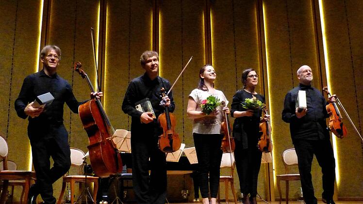 Sie vereinten Expressivität mit dem Spaß am Musizieren (von links): Alban Gerhardt, Nils Mönkemeyer, Baiba Skride, Gergana Gergova und Brett Dean, der auch als Komponist zu erleben war. Foto: Ahnert