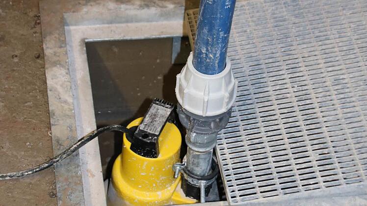 Sobald Wasser von außen in den Keller eindringt, wird es an mehreren Stellen abgepumpt. Foto: Ralf Ruppert